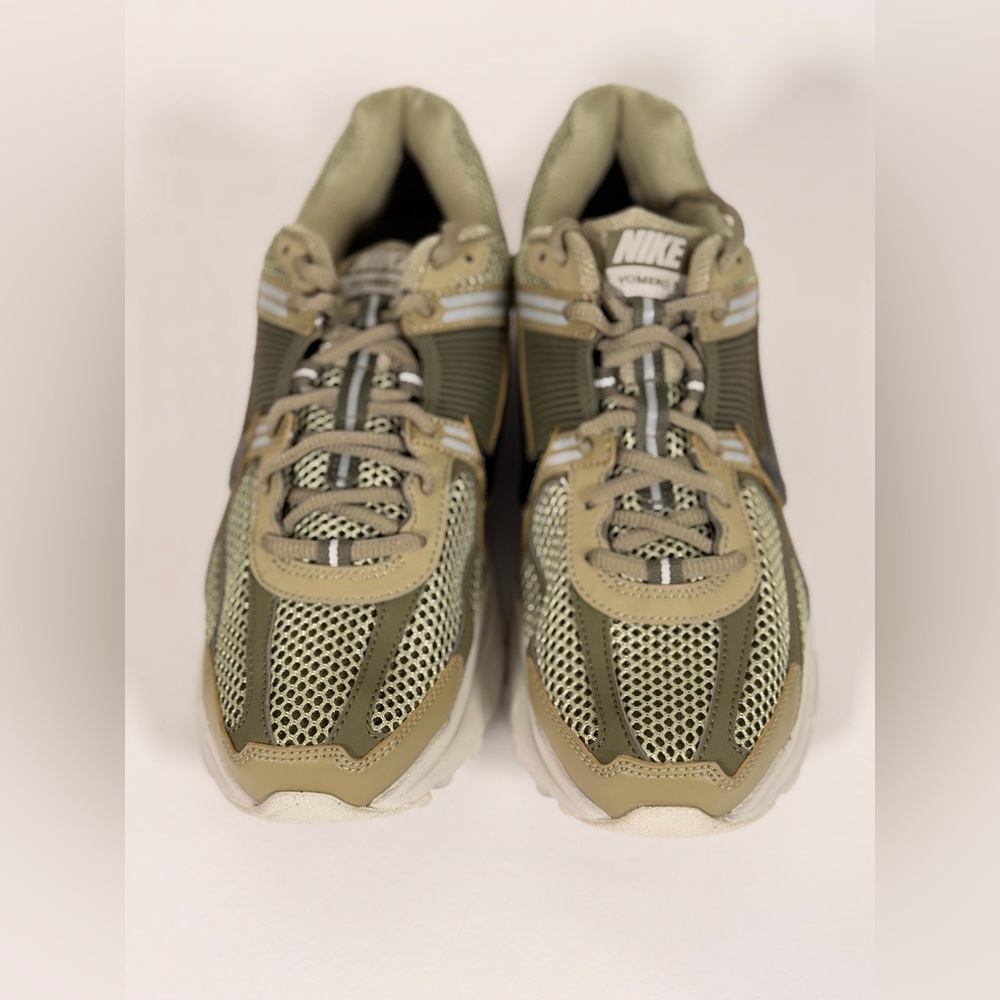 NWOB NIKE ZOOM VOMERO 5 Men – Neutral Olive/Black-medium Olive - Picture 4 of 8